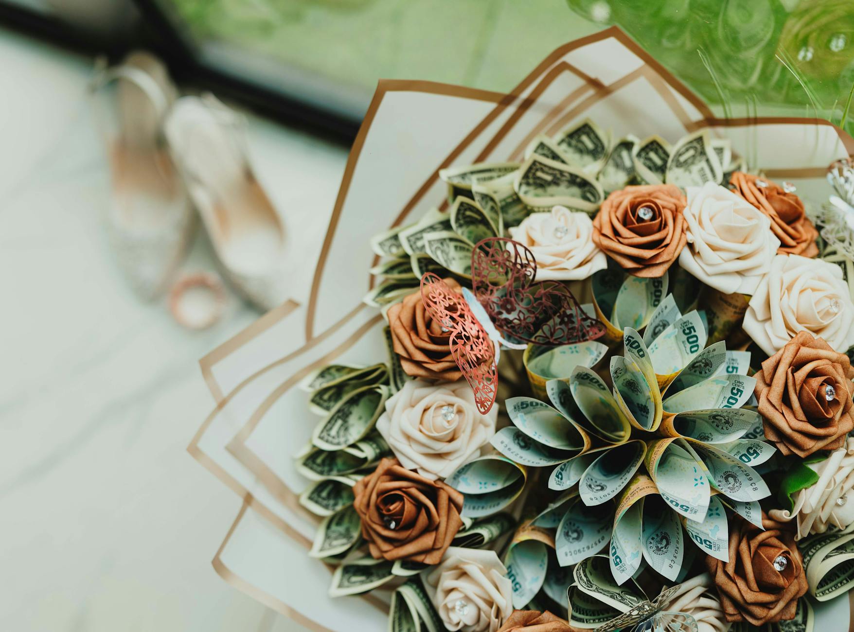 Bukiet papierowych kwiatów z banknotami jako oryginalny prezent ślubny