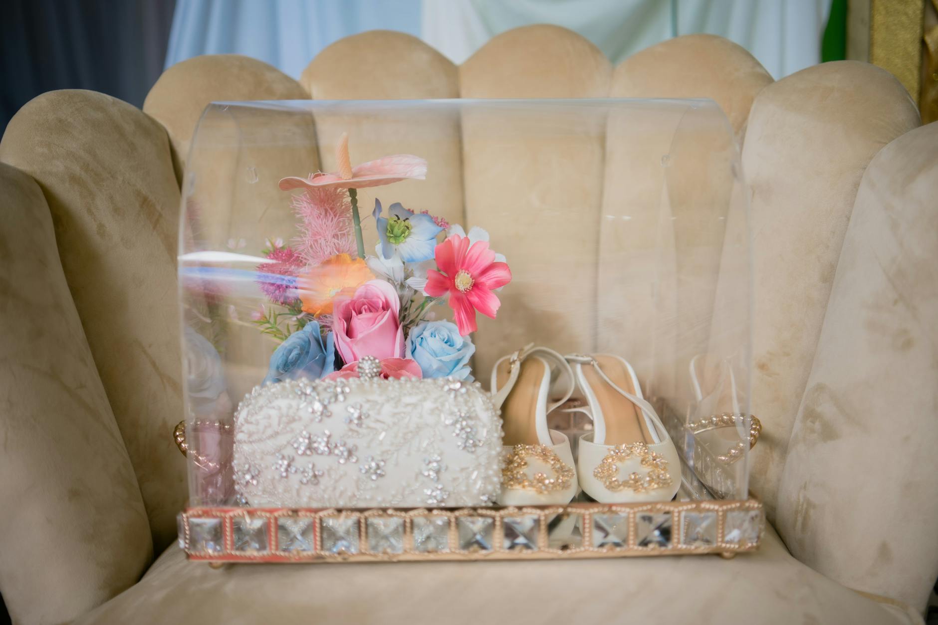 Luksusowy ślubny zestaw prezentowy z butami i kwiatami na eleganckim krześle