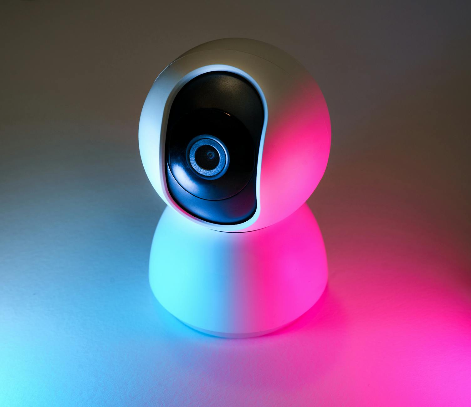 Nowoczesna kamera smart home w niebiesko-różowym neonowym świetle