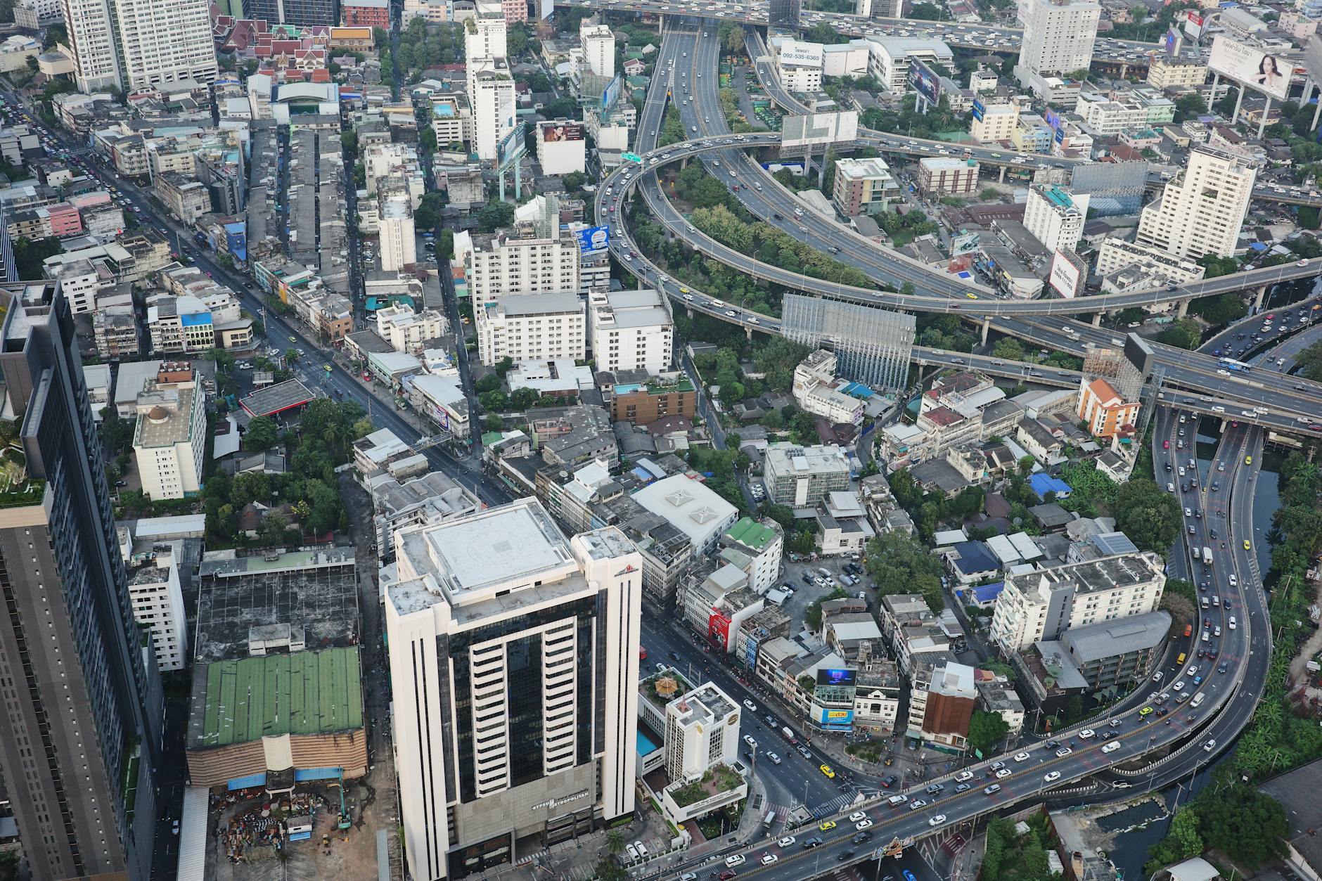 Panorama Bangkoku z góry z gęstą siecią autostrad i wysoką zabudową