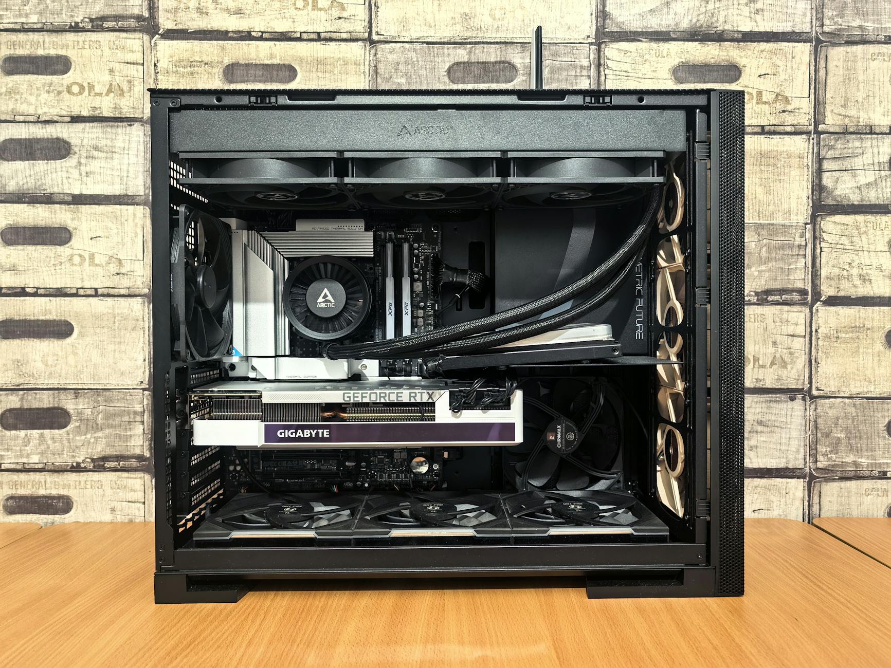 Wnętrze niereferencyjnego PC z kartą graficzną i chłodzeniem