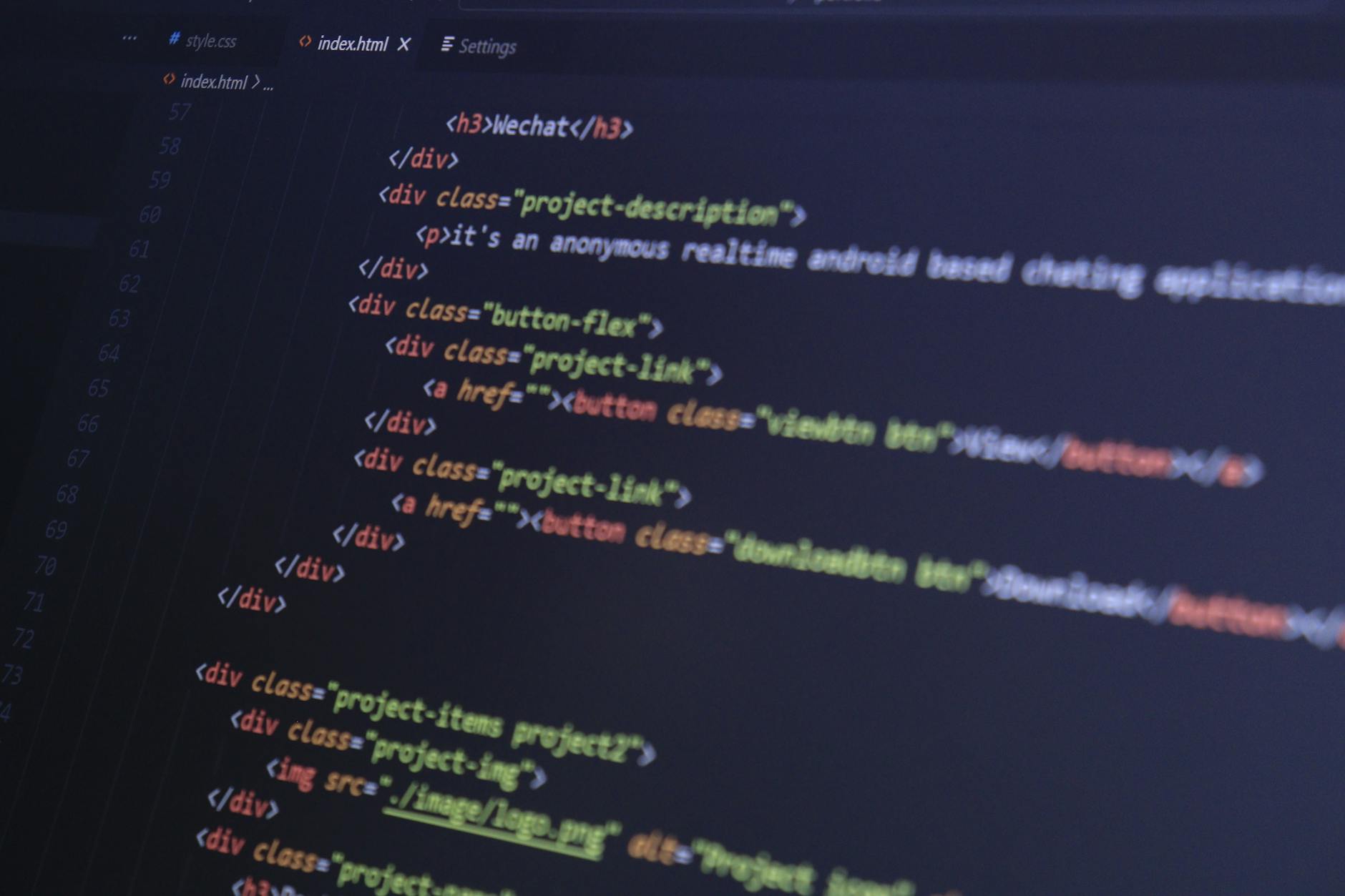 Zbliżenie kolorowego kodu HTML na ekranie monitora