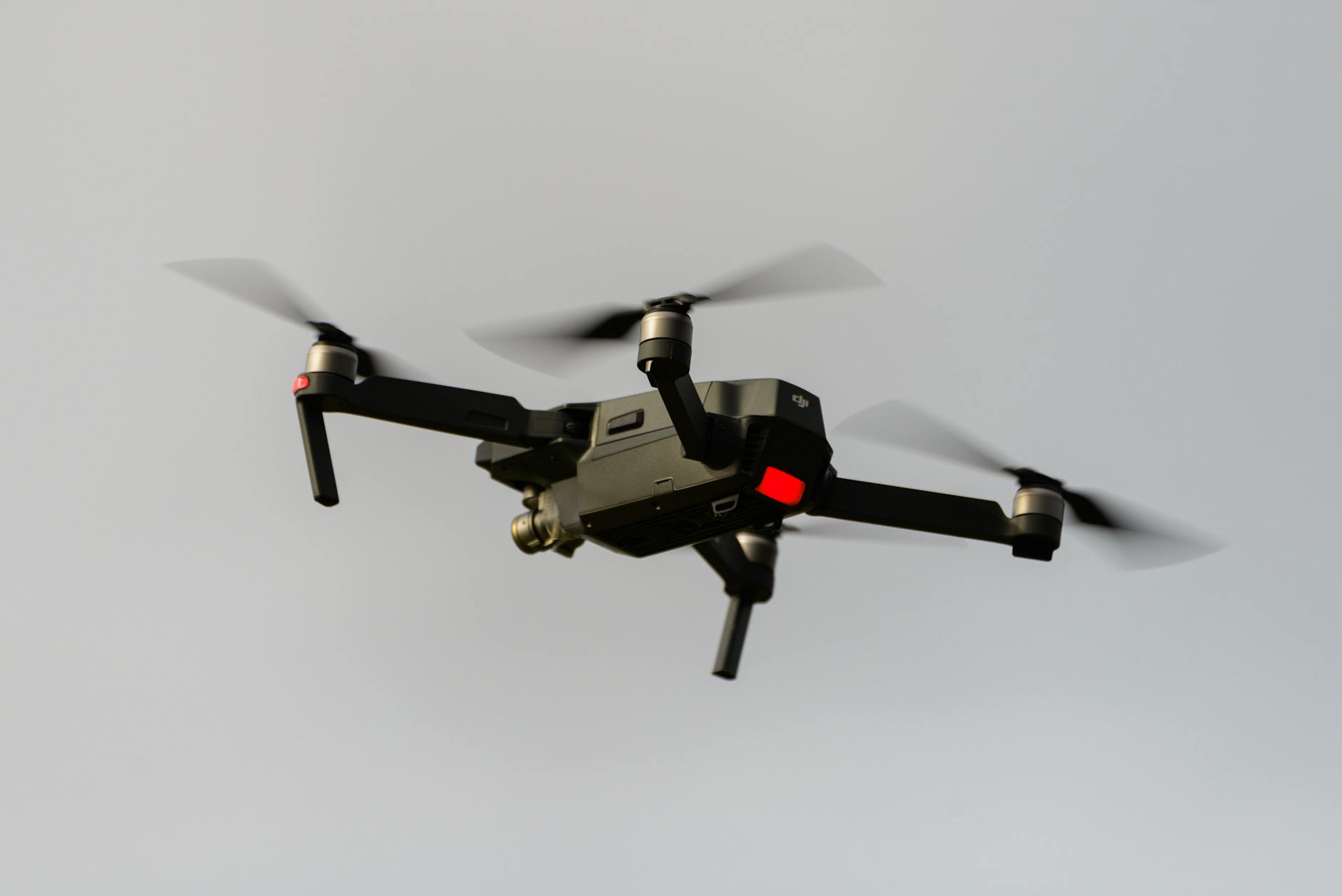 Czarny dron quadcopter w locie, symbol nowoczesnej łączności 5G