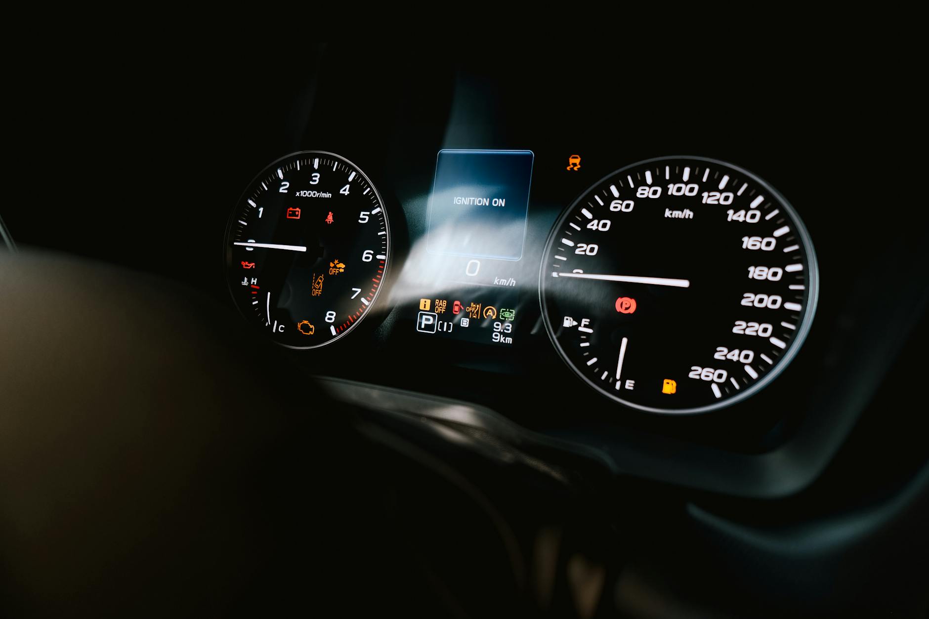 Deska rozdzielcza auta z prędkościomierzem, obrotomierzem i kontrolkami