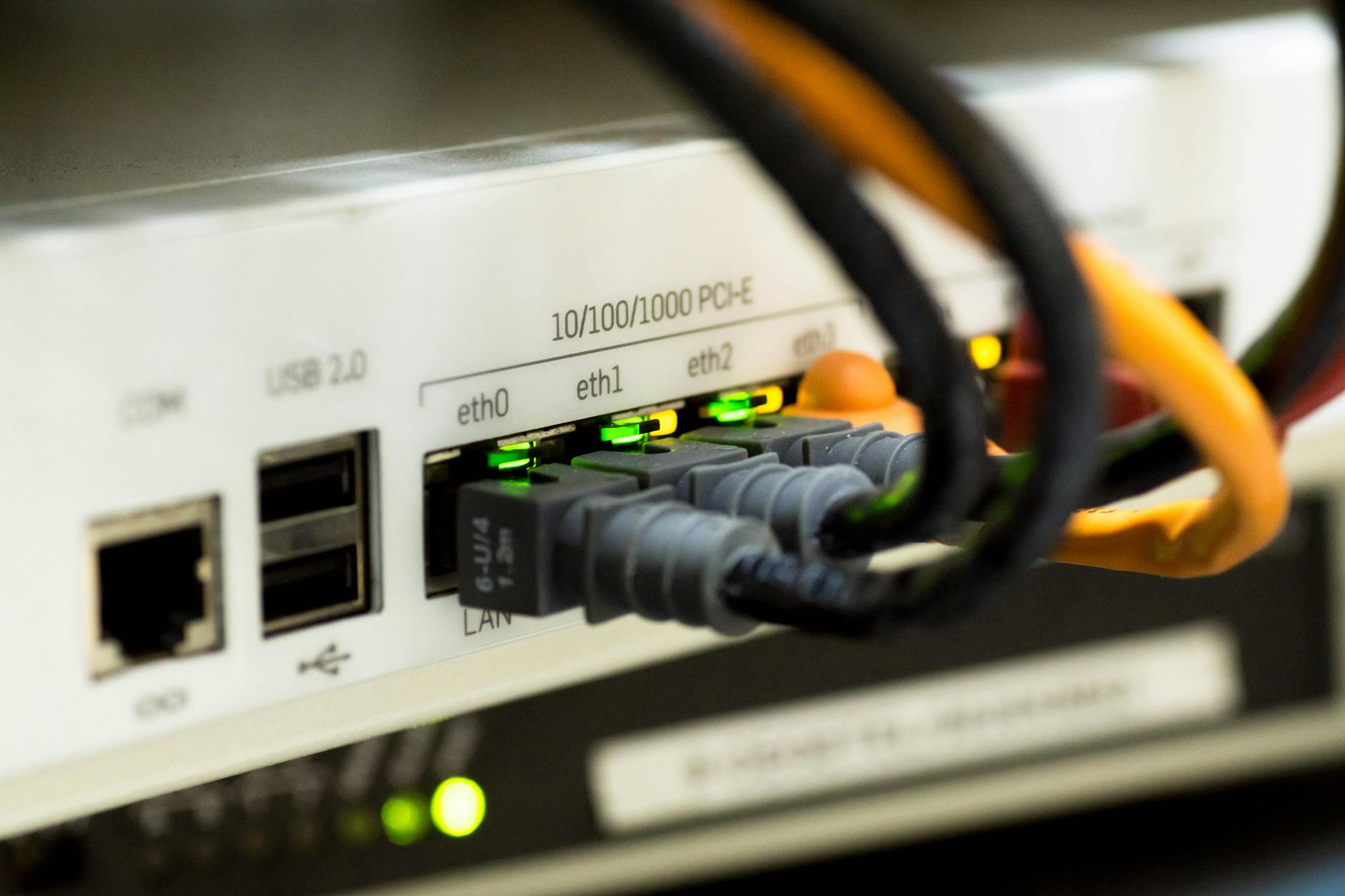 Zbliżenie kabli ethernet podłączonych do portów routera w sieci IoT