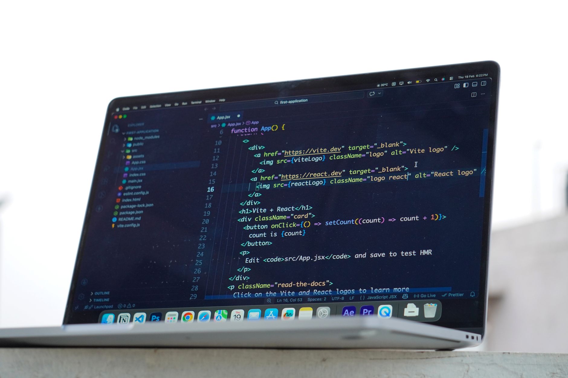 Programista opisujący kod TensorFlow na laptopie na zewnątrz w Indiach