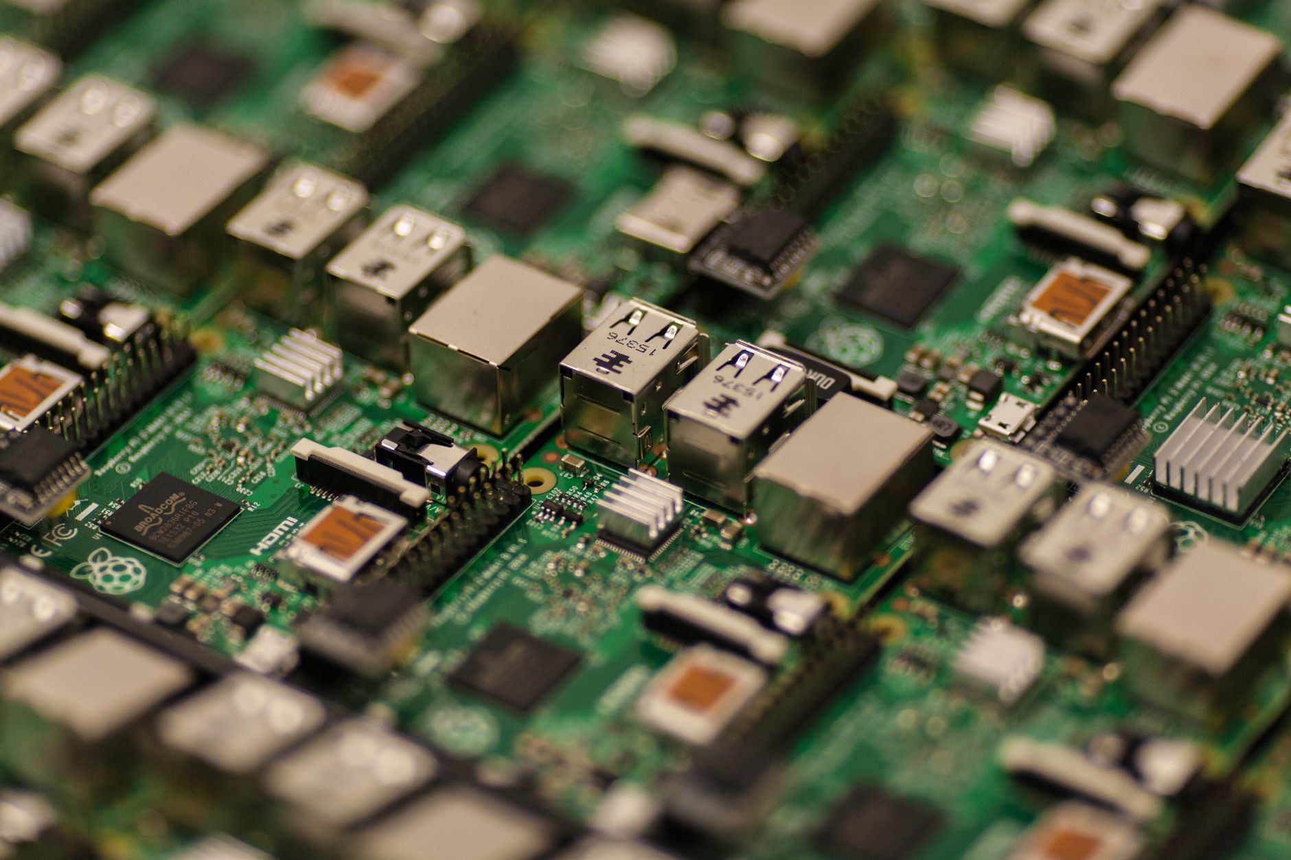 Planowanie pojemności w systemach IoT: jak przewidywać obciążenie i nie blokować rozwoju Zbliżenie płytki Raspberry Pi z portami USB i układami scalonymi