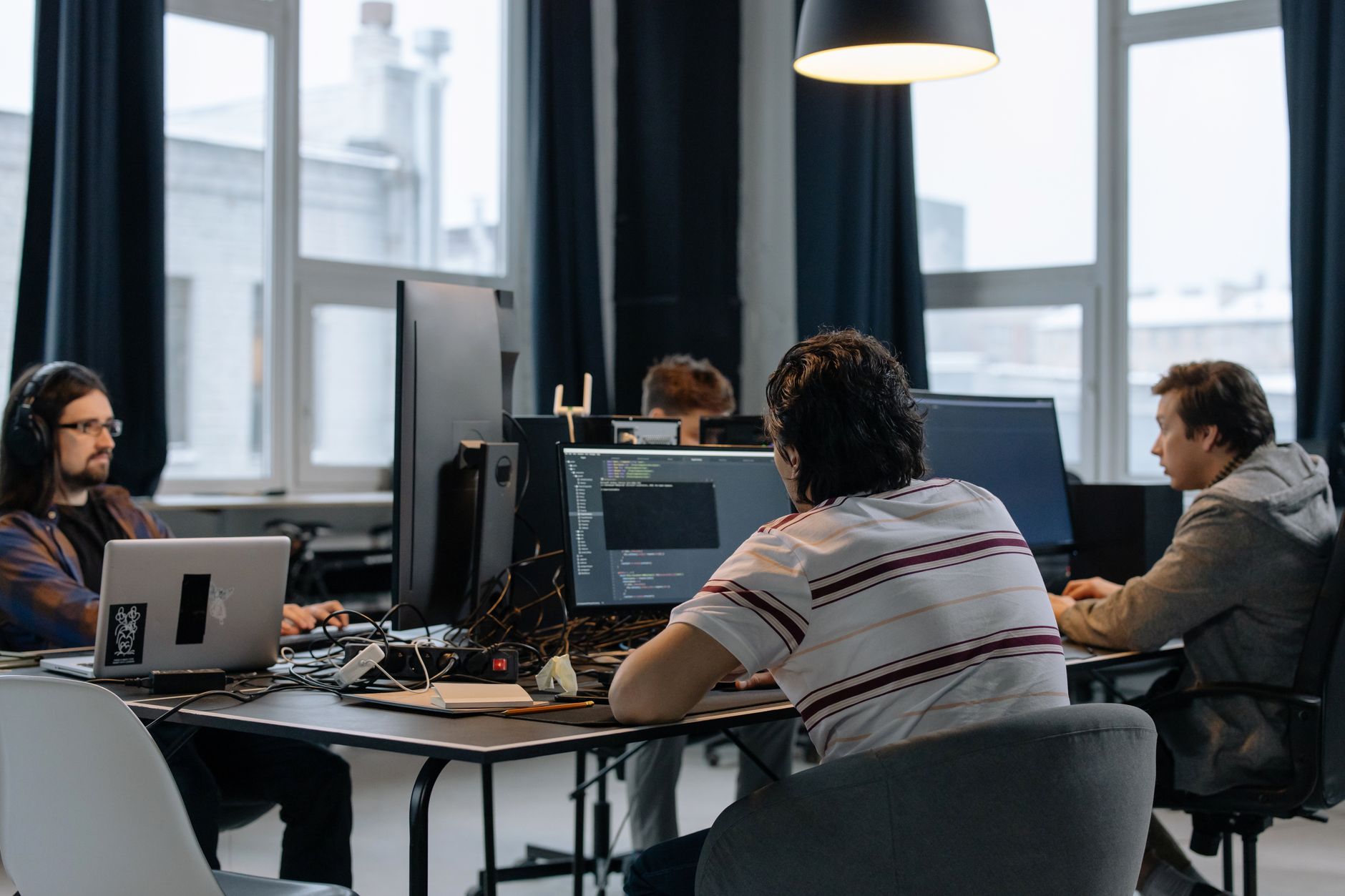 Programy akceleracyjne i inkubatory: jak wybrać ten, który faktycznie wniesie wartość do twojego startupu AI Zespół programistów pracuje nad startupem AI w nowoczesnym biurze