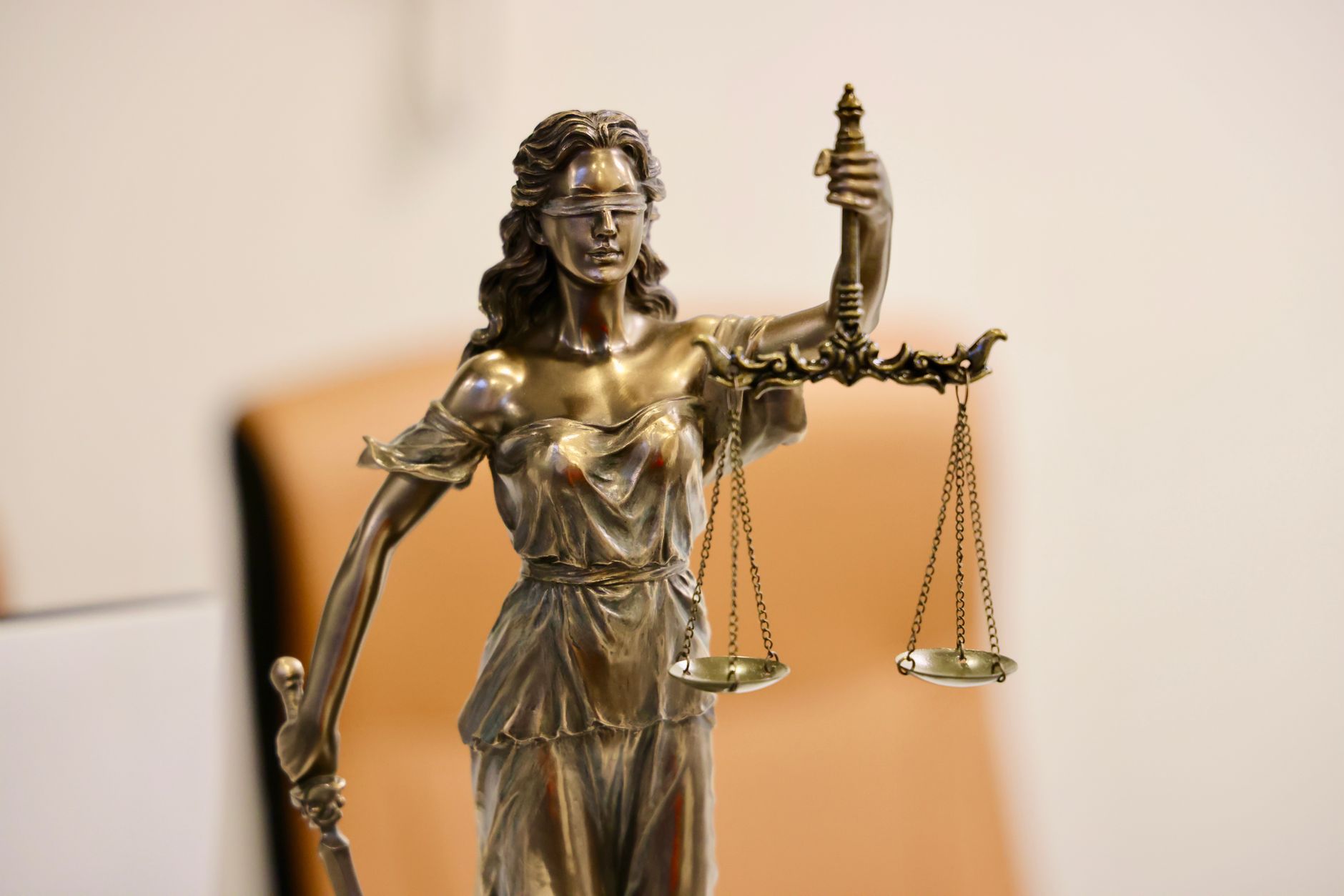 Figura Temidy z wagą, symbol bezstronnej sprawiedliwości