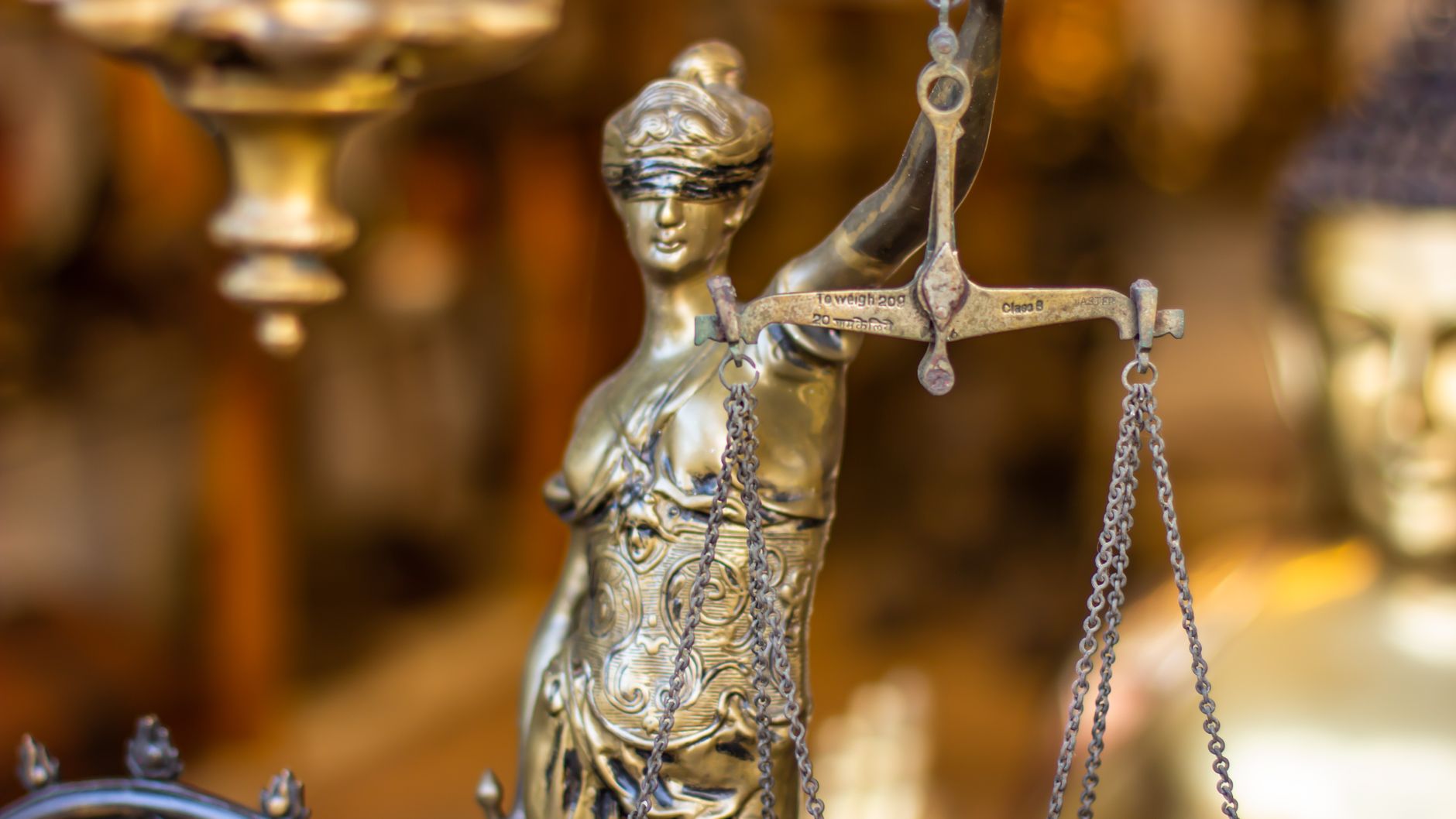 Deepfake a prawo autorskie i wizerunek: co wolno tworzyć, publikować i udostępniać online Zbliżenie na statuę Temidy z wagą symbolizującą prawo i sprawiedliwość