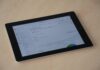 Tablet z panelem analitycznym IoT z wykresami i danymi